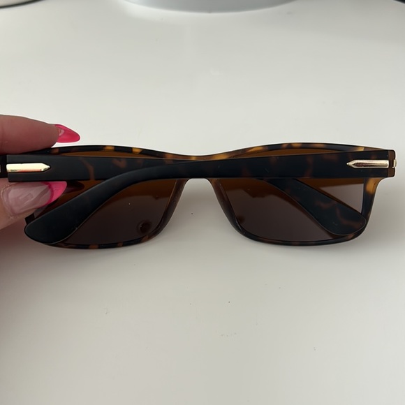 Tortoise Print Sunglasses - Picture 3 of 8